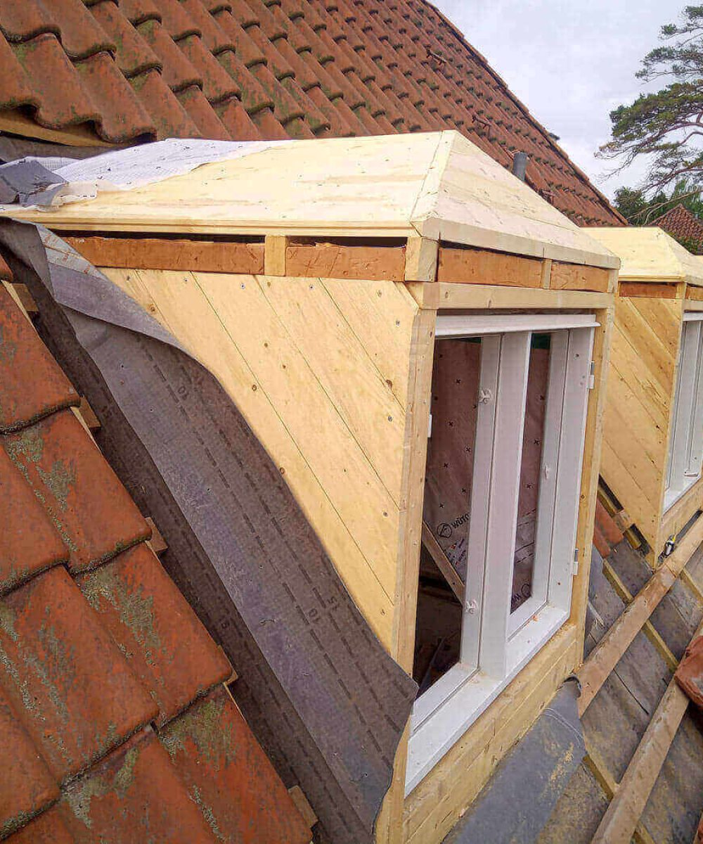 Renovation af vinduer på tag af træ